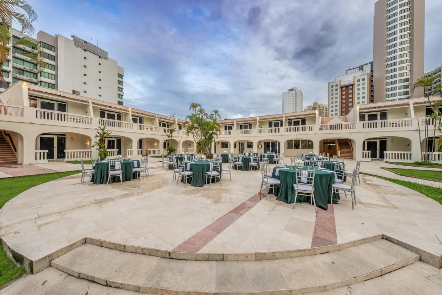 Hotel El Panama By Faranda Grand, A Member Of Radisson Individuals Exterior foto The courtyard of the hotel